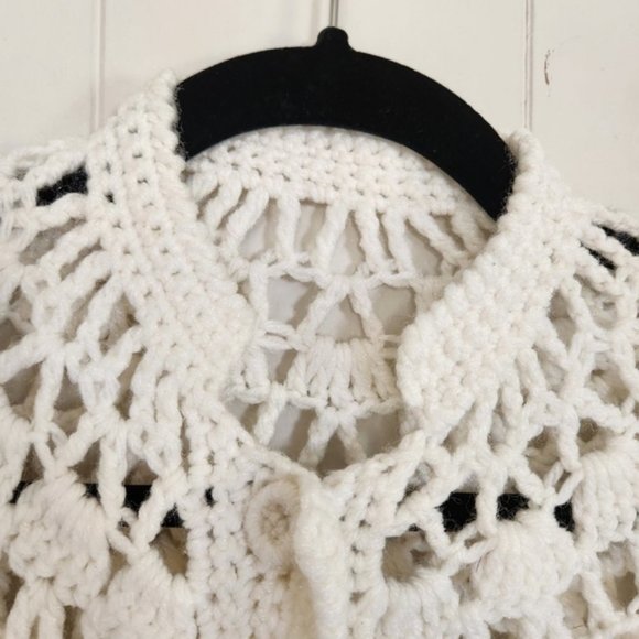 Vintage Crochet Shawl Poncho 70s Witchy Boho bohemian Cottagecore White Fringe - Picture 2 of 8